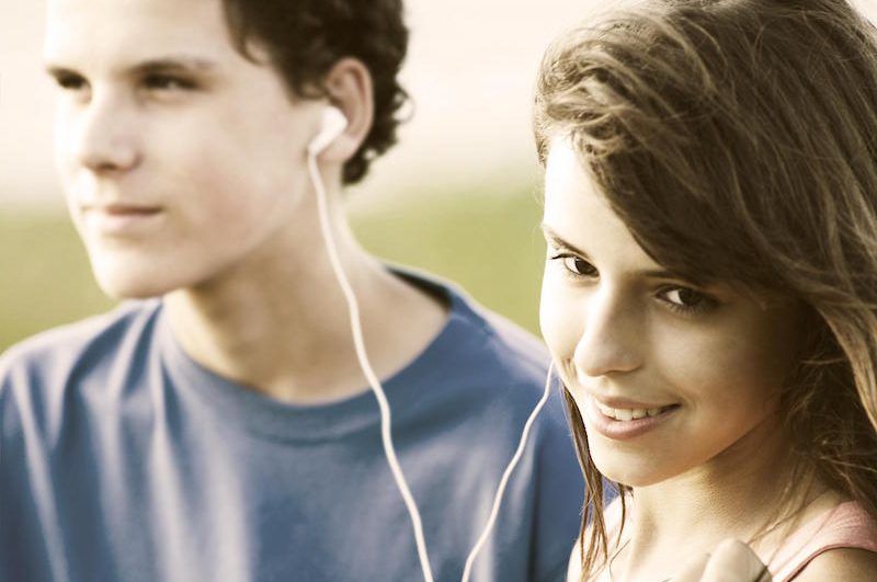 Teens_sharing_a_song-800x531