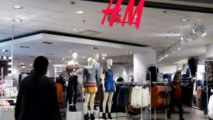 ትካል ሽርሻሮ ክዳውንቲ H&M ናይ ጎደና ሰራሕተኛታቱ ክንኪ እዩ።