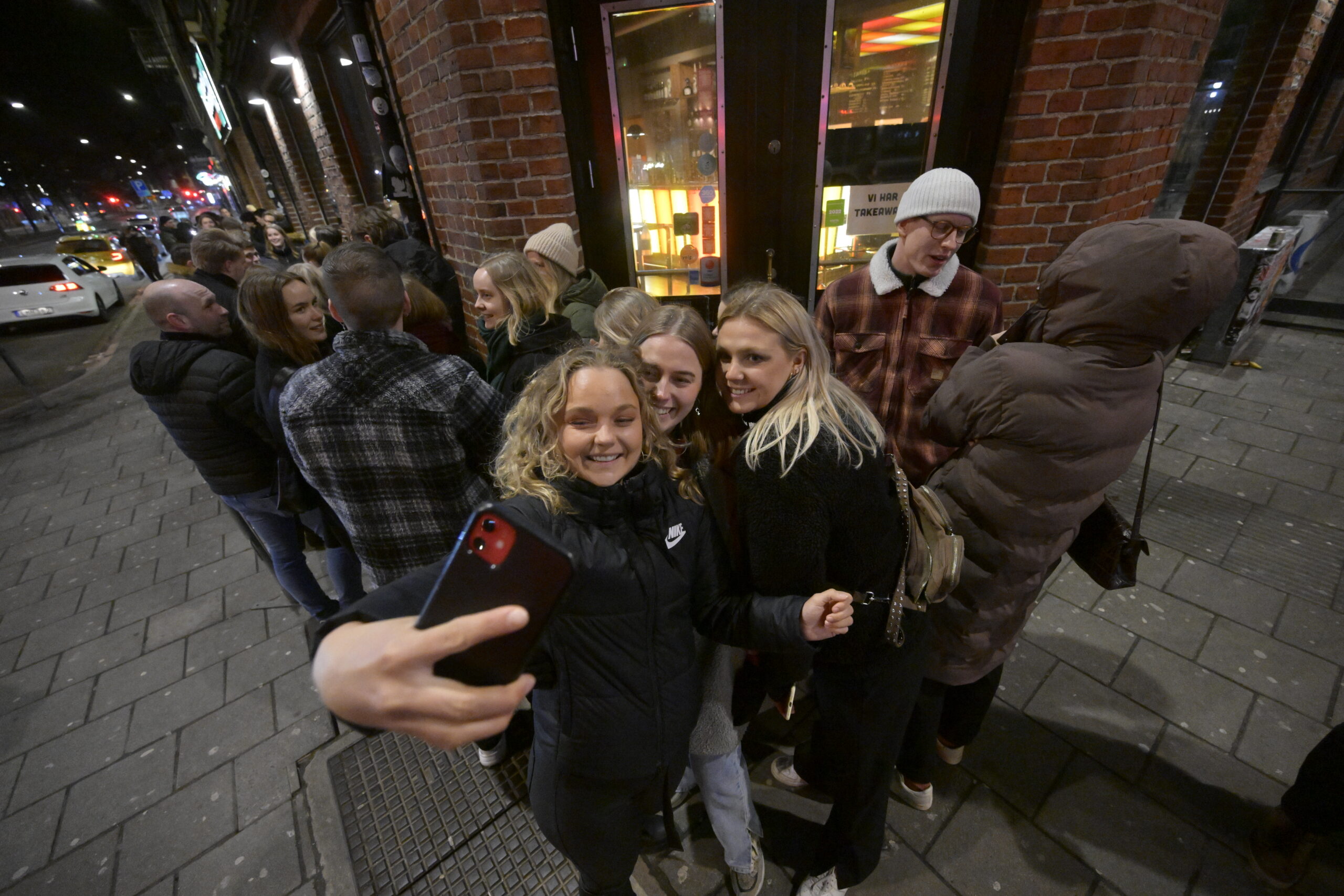 KÖ UTANFÖR KB I MALMÖ NÄR RESTRIKTIONERNA UPPHÄVDES