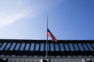 Flagget på halv stang utenfor den amerikanske ambassaden i Oslo mandag.