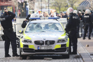 Politiet bruker tåregass mot Sian-motdemonstranter i Sandefjord