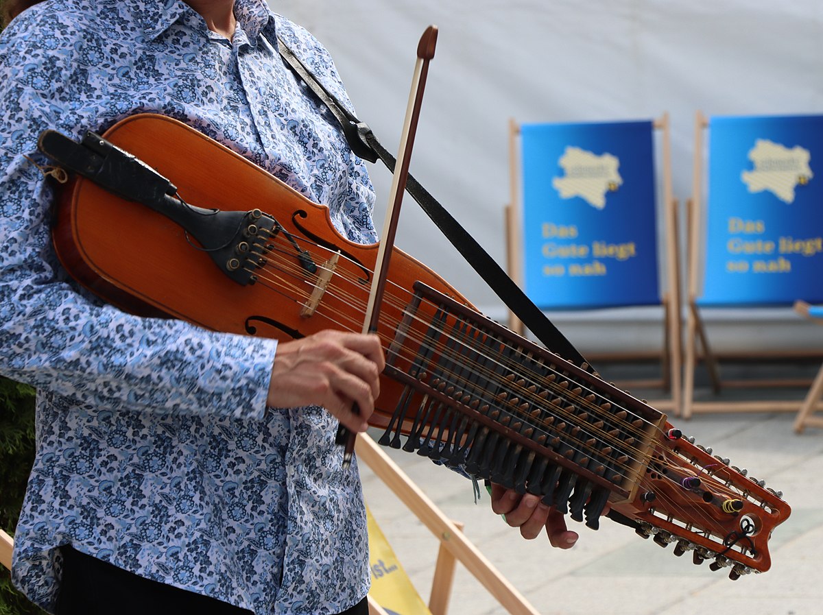 Nyckelharpa_0930_(cropped)